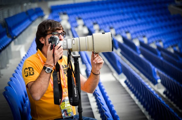 Lyon Francia Maggio 2018 Fotografo Con Grande Obiettivo Seduto Uno — Foto Stock