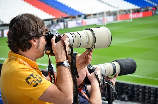 Lyon Fransa Mayıs 2018 Bir Fotoğrafçı Bir Stadyum Üzerinde Oturan — Stok fotoğraf