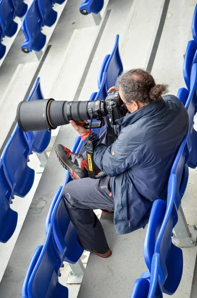 Lyon Francia Maggio 2018 Fotografo Con Grande Obiettivo Seduto Uno — Foto Stock