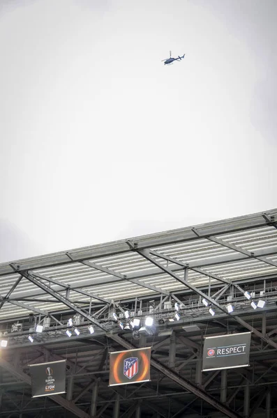 リヨン フランス 2018 ヘリコプターが飛んできて パマのスタジアム フランスで最終的な Uefa ヨーロッ パリーグ試合中にチームのトレーニングを脱ぐ — ストック写真