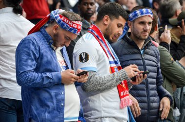 Lyon, Fransa - 16 Mayıs, 2018: Olimpik Marsilya hayranları takım sırasında final Uefa Avrupa Ligi maç arada Atletico Madrid vs Groupama Stadyumu, Fransa Olimpik Marsilya standları destek