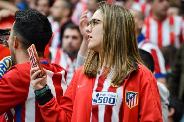 Lyon, Fransa - 16 Mayıs, 2018: Atletico Madrid taraftarları final Uefa Avrupa Ligi sırasında takım maç arada Atletico Madrid vs Groupama Stadyumu, Fransa Olimpik Marsilya standları destek