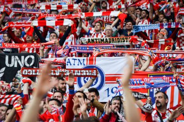 Lyon, Fransa - 16 Mayıs, 2018: Atletico Madrid taraftarları final Uefa Avrupa Ligi sırasında takım maç arada Atletico Madrid vs Groupama Stadyumu, Fransa Olimpik Marsilya standları destek