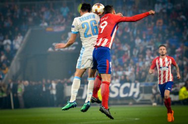 Lyon, Fransa - 16 Mayıs, 2018: Florian Thauvin (L) Lucas Hernandez Atletico Madrid vs Groupama Stadyumu, Fransa Olimpik Marsilya arasında final Uefa Avrupa Ligi maçı sırasında karşı