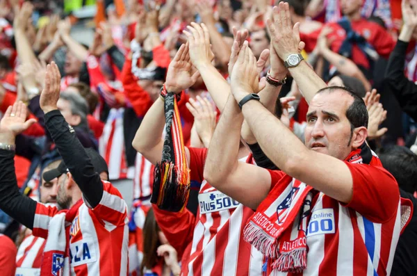 Lyon, Fransa - 16 Mayıs, 2018: Atletico Madrid taraftarları final Uefa Avrupa Ligi sırasında takım maç arada Atletico Madrid vs Groupama Stadyumu, Fransa Olimpik Marsilya standları destek
