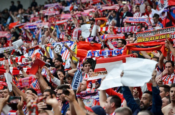 Lyon, Fransa - 16 Mayıs, 2018: Atletico Madrid taraftarları final Uefa Avrupa Ligi sırasında takım maç arada Atletico Madrid vs Groupama Stadyumu, Fransa Olimpik Marsilya standları destek