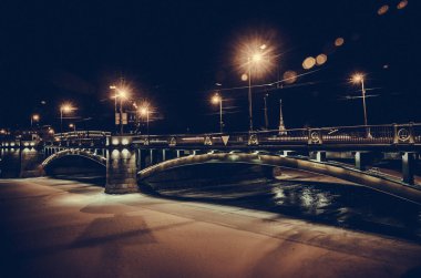 Işıklı gece köprü Nehri şehir