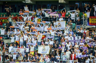 Tallinn, Estonya - 15 Ağustos, 2018: son 2018 Uefa Süper Kupası sırasında takım maç Atletico Madrid vs Real Madrid, Estonya arasında standları desteğinde Real Madrid hayranları