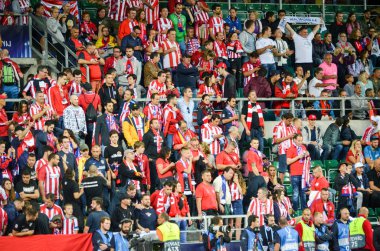 Tallinn, Estonya - 15 Ağustos, 2018: hayranları Atletico Madrid son 2018 Uefa Süper Kupası sırasında takım maç Atletico Madrid vs Real Madrid, Estonya arasında standları destek