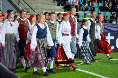 Tallinn, Estonya - 15 Ağustos, 2018: açılış töreninde Estonya erkek ve kadınların son 2018 Uefa Süper Kupası sırasında halk kostümleri süper kupa maçında, maç, Estonya
