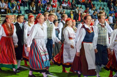 Tallinn, Estonya - 15 Ağustos, 2018: açılış töreninde Estonya erkek ve kadınların son 2018 Uefa Süper Kupası sırasında halk kostümleri süper kupa maçında, maç, Estonya