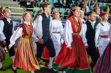 Tallinn, Estonya - 15 Ağustos, 2018: açılış töreninde Estonya erkek ve kadınların son 2018 Uefa Süper Kupası sırasında halk kostümleri süper kupa maçında, maç, Estonya