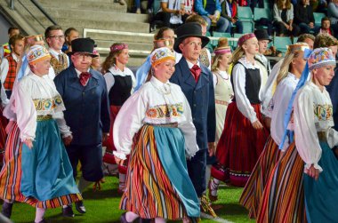 Tallinn, Estonya - 15 Ağustos, 2018: açılış töreninde Estonya erkek ve kadınların son 2018 Uefa Süper Kupası sırasında halk kostümleri süper kupa maçında, maç, Estonya