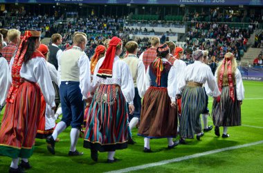 Tallinn, Estonya - 15 Ağustos, 2018: açılış töreninde Estonya erkek ve kadınların son 2018 Uefa Süper Kupası sırasında halk kostümleri süper kupa maçında, maç, Estonya