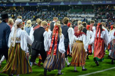 Tallinn, Estonya - 15 Ağustos, 2018: açılış töreninde Estonya erkek ve kadınların son 2018 Uefa Süper Kupası sırasında halk kostümleri süper kupa maçında, maç, Estonya
