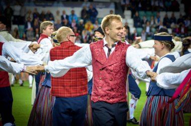 Tallinn, Estonya - 15 Ağustos, 2018: açılış töreninde Estonya erkek ve kadınların son 2018 Uefa Süper Kupası sırasında halk kostümleri süper kupa maçında, maç, Estonya