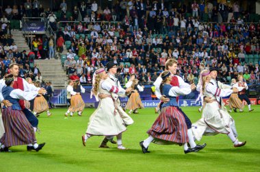 Tallinn, Estonya - 15 Ağustos, 2018: açılış töreninde Estonya erkek ve kadınların son 2018 Uefa Süper Kupası sırasında halk kostümleri süper kupa maçında, maç, Estonya