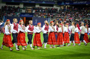 Tallinn, Estonya - 15 Ağustos, 2018: açılış töreninde Estonya erkek ve kadınların son 2018 Uefa Süper Kupası sırasında halk kostümleri süper kupa maçında, maç, Estonya