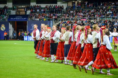 Tallinn, Estonya - 15 Ağustos, 2018: açılış töreninde Estonya erkek ve kadınların son 2018 Uefa Süper Kupası sırasında halk kostümleri süper kupa maçında, maç, Estonya