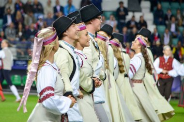 Tallinn, Estonya - 15 Ağustos, 2018: açılış töreninde Estonya erkek ve kadınların son 2018 Uefa Süper Kupası sırasında halk kostümleri süper kupa maçında, maç, Estonya
