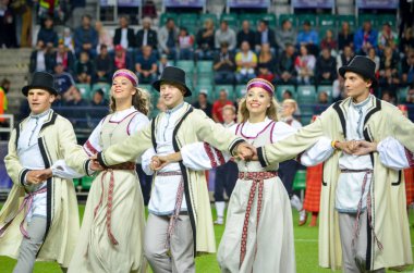 Tallinn, Estonya - 15 Ağustos, 2018: açılış töreninde Estonya erkek ve kadınların son 2018 Uefa Süper Kupası sırasında halk kostümleri süper kupa maçında, maç, Estonya