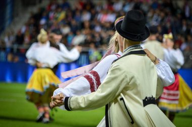 Tallinn, Estonya - 15 Ağustos, 2018: açılış töreninde Estonya erkek ve kadınların son 2018 Uefa Süper Kupası sırasında halk kostümleri süper kupa maçında, maç, Estonya
