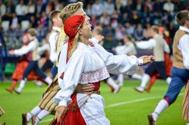 Tallinn, Estonya - 15 Ağustos, 2018: açılış töreninde Estonya erkek ve kadınların son 2018 Uefa Süper Kupası sırasında halk kostümleri süper kupa maçında, maç, Estonya