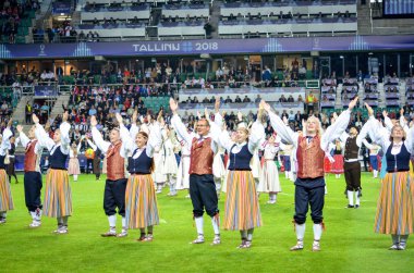 Tallinn, Estonya - 15 Ağustos, 2018: açılış töreninde Estonya erkek ve kadınların son 2018 Uefa Süper Kupası sırasında halk kostümleri süper kupa maçında, maç, Estonya