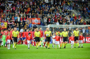 Tallinn, Estonya - 15 Ağustos, 2018: hakem hakem Panel alır alan ekipleri ile Atletico Madrid son 2018 Uefa Süper Kupası maçı sırasında vs Real Madrid, Estonya