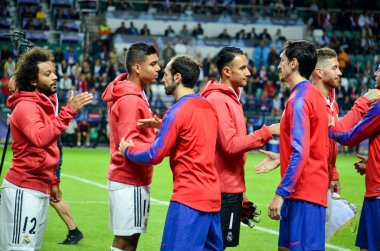 Tallinn, Estonya - 15 Ağustos, 2018: rakip sahada selamlıyorum birbirlerine Atletico Madrid vs Real Madrid, Estonya arasında final 2018 Uefa Süper Kupası maçı sırasında