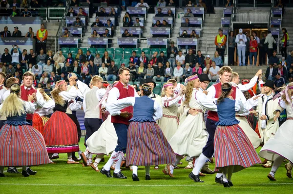 Tallinn, Estonya - 15 Ağustos, 2018: açılış töreninde Estonya erkek ve kadınların son 2018 Uefa Süper Kupası sırasında halk kostümleri süper kupa maçında, maç, Estonya