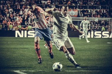 Tallinn, Estonya - 15 Ağustos, 2018: Gareth Bale son sırasında Lucas Hernandez (L) karşı 2018 Uefa Süper Kupası maç arada Atletico Madrid vs Real Madrid A. Le Coq Arena Stadyumu, Estonya