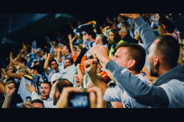 Tallinn, Estonya - 15 Ağustos, 2018: tribünlerde Real Madrid taraftarları Atletico Madrid vs Real Madrid, Estonya arasında final 2018 Uefa Süper Kupası maçı sırasında gol kutlamak