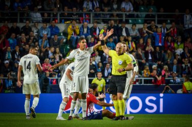 Tallinn, Estonya - 15 Ağustos, 2018: Raphael Varane oyuncular final 2018 Uefa Süper Kupa sırasında maç arada Atletico Madrid vs Real Madrid A. Le Coq Arena Stadyumu, Estonya