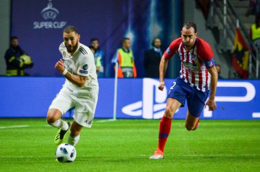 Tallinn, Estonya - 15 Ağustos, 2018: Karim Benzema Diego Godin oyuncular final sırasında karşı 2018 Uefa Süper Kupası maç arada Atletico Madrid vs Real Madrid A. Le Coq Arena Stadyumu, Estonya