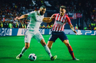 Tallinn, Estonya - 15 Ağustos, 2018: Karim Benzema Saul Niguez (R) final sırasında karşı 2018 Uefa Süper Kupası maç arada Atletico Madrid vs Real Madrid A. Le Coq Arena Stadyumu, Estonya