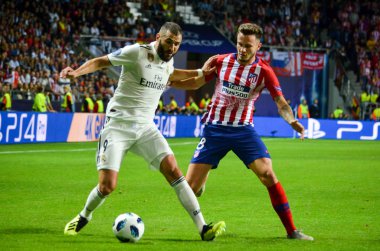 Tallinn, Estonya - 15 Ağustos, 2018: Karim Benzema Saul Niguez (R) final sırasında karşı 2018 Uefa Süper Kupası maç arada Atletico Madrid vs Real Madrid A. Le Coq Arena Stadyumu, Estonya