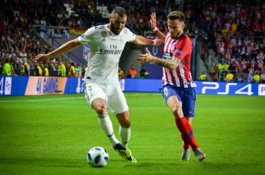 Tallinn, Estonya - 15 Ağustos, 2018: Karim Benzema Saul Niguez (R) final sırasında karşı 2018 Uefa Süper Kupası maç arada Atletico Madrid vs Real Madrid A. Le Coq Arena Stadyumu, Estonya