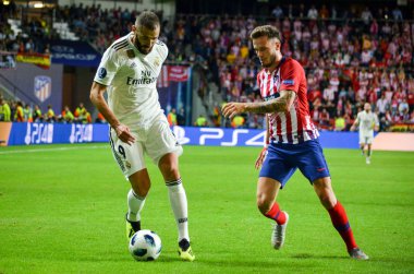 Tallinn, Estonya - 15 Ağustos, 2018: Karim Benzema Saul Niguez (R) final sırasında karşı 2018 Uefa Süper Kupası maç arada Atletico Madrid vs Real Madrid A. Le Coq Arena Stadyumu, Estonya
