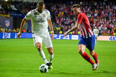 Tallinn, Estonya - 15 Ağustos, 2018: Karim Benzema Saul Niguez (R) final sırasında karşı 2018 Uefa Süper Kupası maç arada Atletico Madrid vs Real Madrid A. Le Coq Arena Stadyumu, Estonya