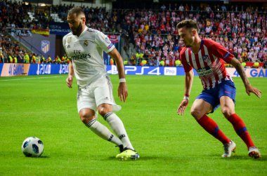 Tallinn, Estonya - 15 Ağustos, 2018: Karim Benzema Saul Niguez (R) final sırasında karşı 2018 Uefa Süper Kupası maç arada Atletico Madrid vs Real Madrid A. Le Coq Arena Stadyumu, Estonya