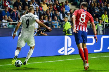 Tallinn, Estonya - 15 Ağustos, 2018: Karim Benzema Saul Niguez (R) final sırasında karşı 2018 Uefa Süper Kupası maç arada Atletico Madrid vs Real Madrid A. Le Coq Arena Stadyumu, Estonya