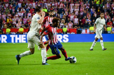 Tallinn, Estonya - 15 Ağustos, 2018: Gareth Bale son sırasında karşı Thomas Lemar (C) 2018 Uefa Süper Kupası maç arada Atletico Madrid vs Real Madrid A. Le Coq Arena Stadyumu, Estonya