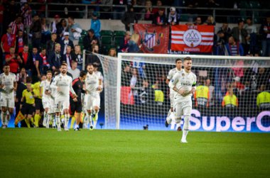 Tallinn, Estonya - 15 Ağustos, 2018: futbolcuların Atletico Madrid vs Real Madrid A. Le Coq Arena Stadyumu, Estonya arasında final 2018 Uefa Süper Kupası maçı sırasında alan girer