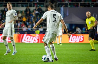 Tallinn, Estonya - 15 Ağustos, 2018: Raphael Varane oyuncular final 2018 Uefa Süper Kupa sırasında maç arada Atletico Madrid vs Real Madrid A. Le Coq Arena Stadyumu, Estonya