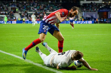 Tallinn, Estonya - 15 Ağustos, 2018: Toni Kroos (R) son 2018 Uefa Süper Kupası sırasında karşı Juanfran oyuncu maç arada Atletico Madrid vs Real Madrid A. Le Coq Arena Stadyumu, Estonya