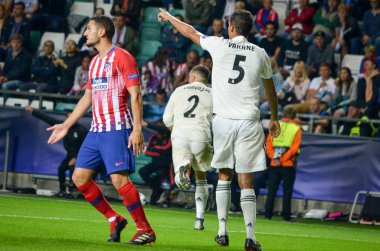 Tallinn, Estonya - 15 Ağustos, 2018: Raphael Varane final sırasında 2018 Uefa Süper Kupası maç arada Atletico Madrid vs Real Madrid A. Le Coq Arena Stadyumu, Estonya