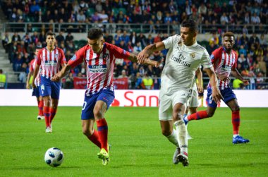 Tallinn, Estonya - 15 Ağustos, 2018: Angel Correa Casemiro (R) final sırasında karşı 2018 Uefa Süper Kupası maç arada Atletico Madrid vs Real Madrid A. Le Coq Arena Stadyumu, Estonya