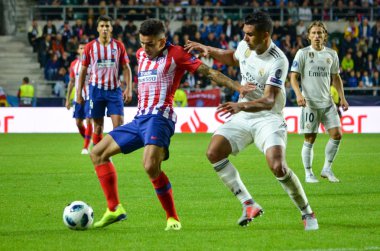 Tallinn, Estonya - 15 Ağustos, 2018: Angel Correa Casemiro (R) final sırasında karşı 2018 Uefa Süper Kupası maç arada Atletico Madrid vs Real Madrid A. Le Coq Arena Stadyumu, Estonya
