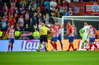 Tallinn, Estonya - 15 Ağustos, 2018: Atletico Madrid futbol oyuncular final 2018 Uefa süper kupa maçında Atletico Madrid vs Real Madrid, Estonya arasında sırasında hakem ile iddia